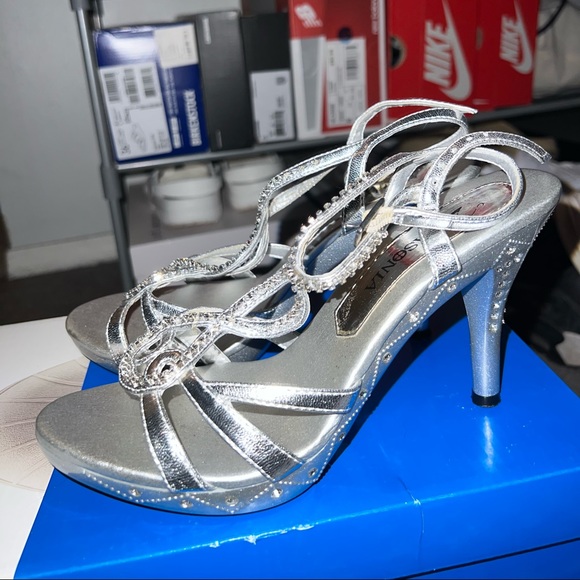 Silver Heels - Picture 1 of 5